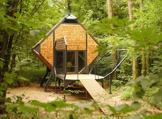 В лесах Франции начали строить дома для отдыха