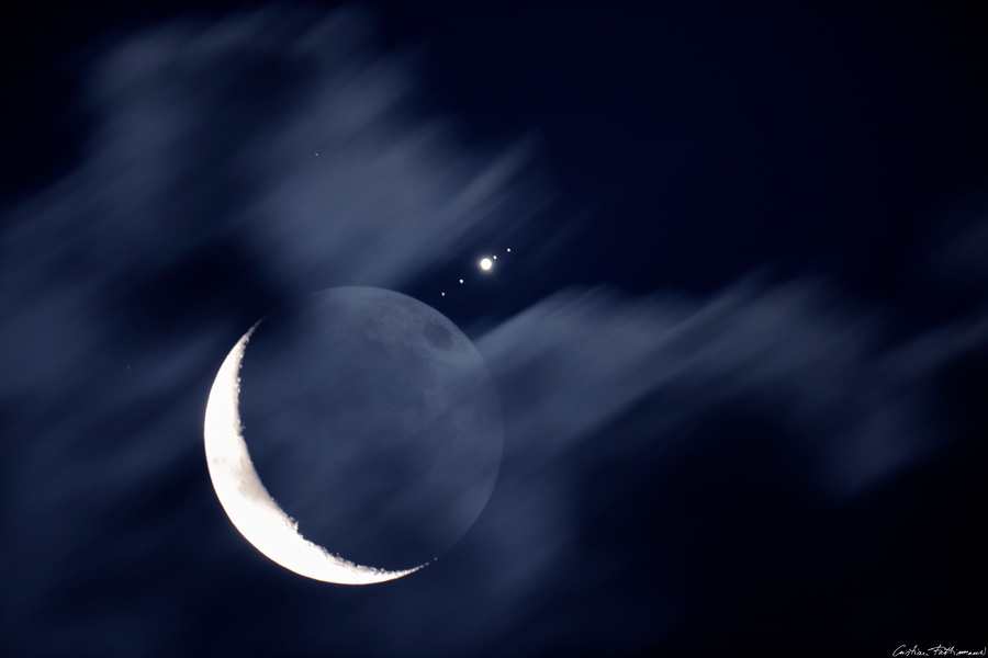 Фантастический кадр свидания Луны с Юпитером