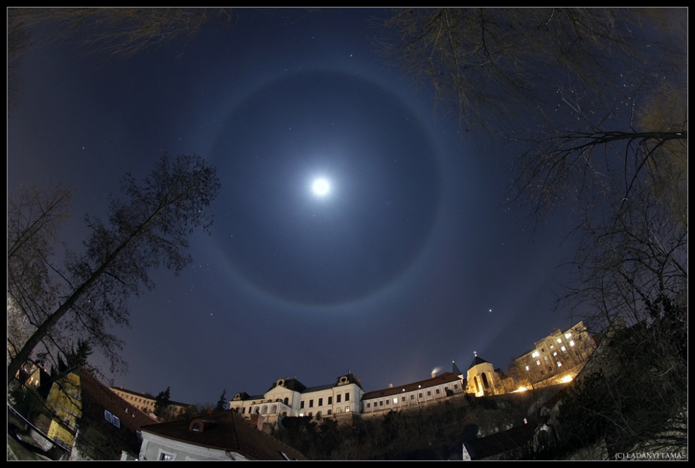 Великолепный снимок: гало Луны над венгерским замком