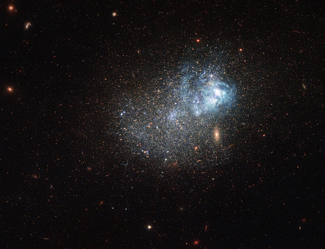 Хаббл запечатлел беспорядочную галактику