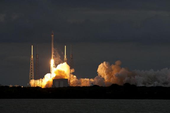 SpaceX запустила спутник на орбиту