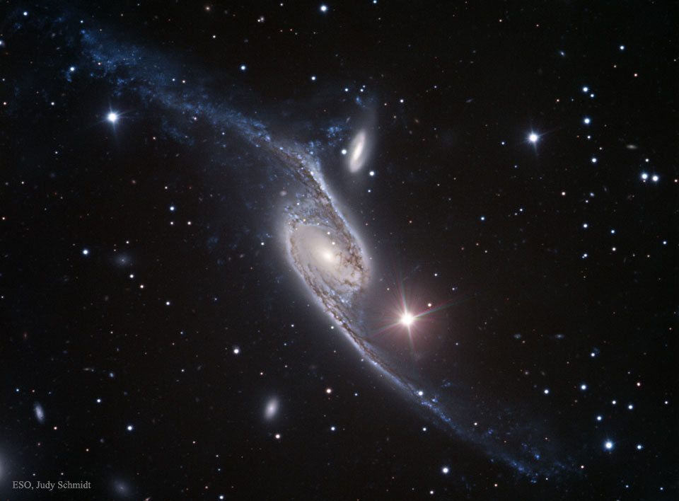 Спиральная галактика в Павлине