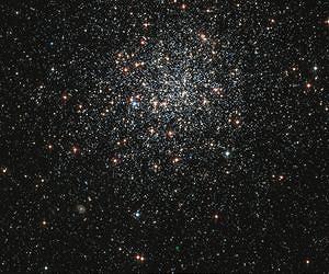 Хаббл обнаружил рождение и смерть звезд в шаровом звездном скоплении