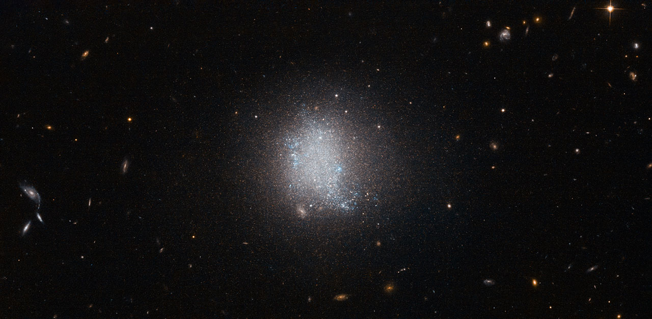 Массивные голубые звезды в активной галактике