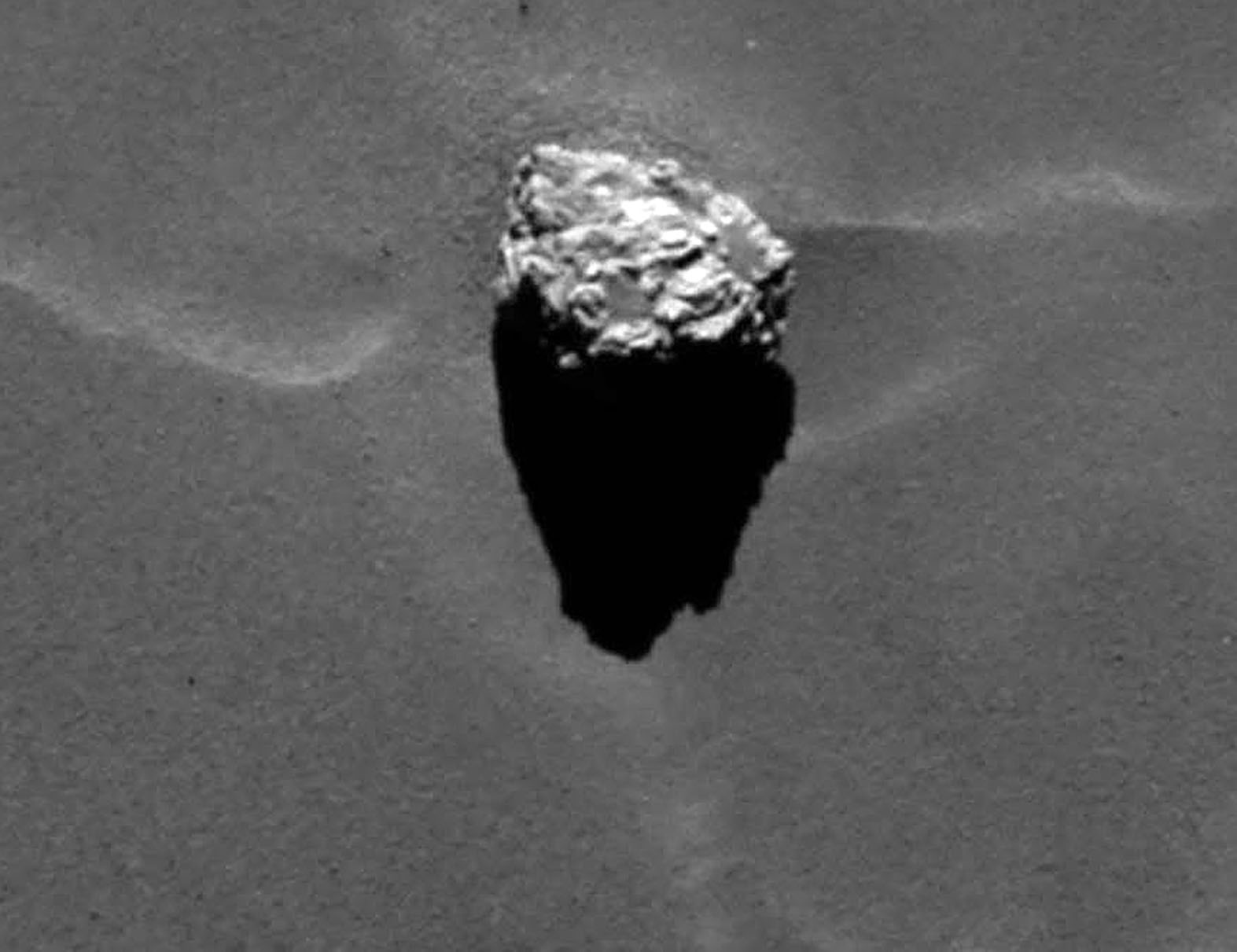 Камера "Розетты" сфотографировала булыжник на комете