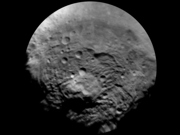 "Рассвет" захвачен гравитацей Весты и делает детальные снимки астероида 