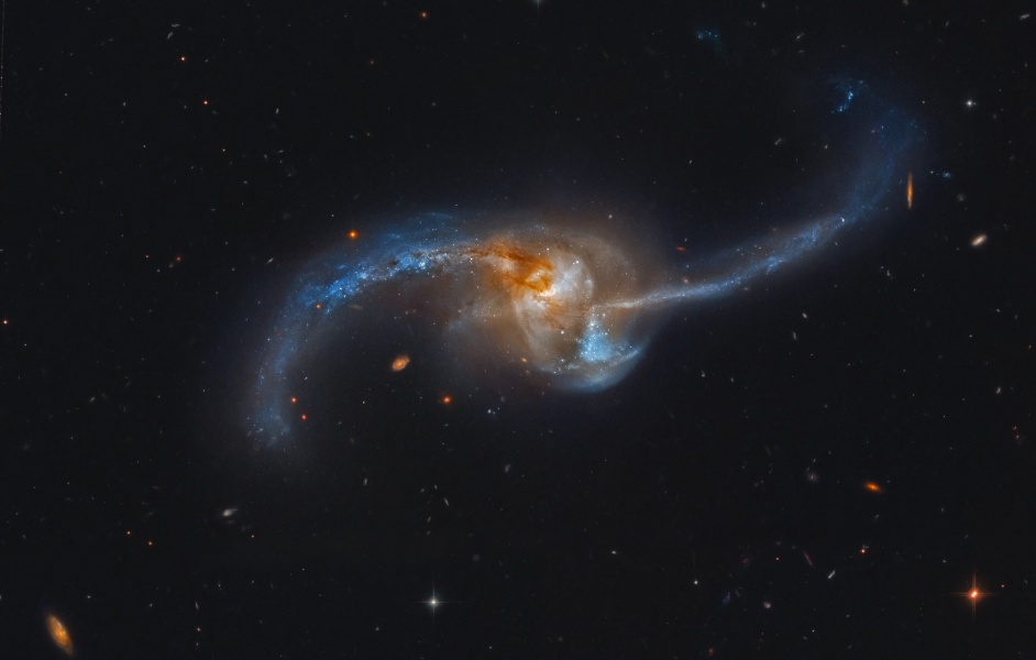 Астрофото: пекулярная галактика NGC 2623