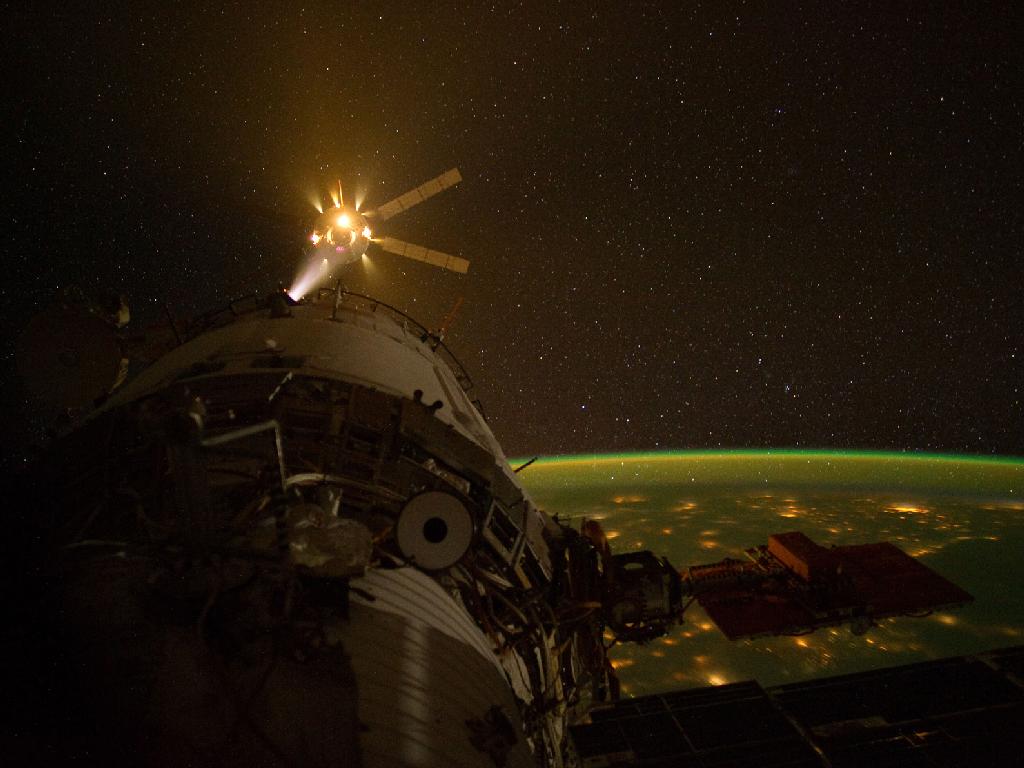 Удивительное фото состыковки грузового судна с МКС
