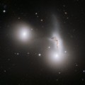 Хаббл запечатлел тройную галактическую битву
