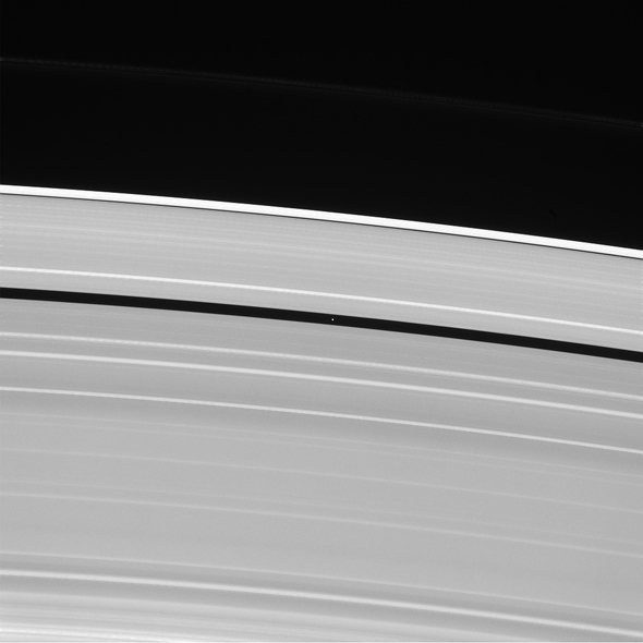 Кадр Дня: Кольца Сатурна и Пан