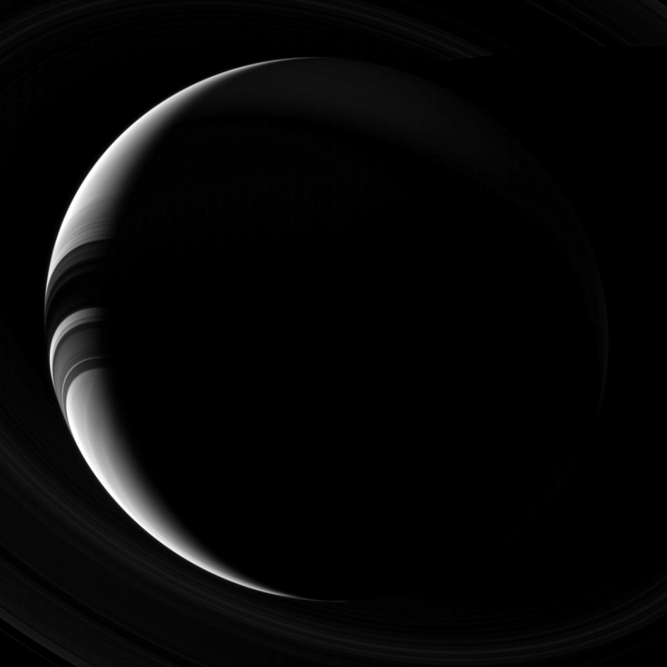 Освященный полумесяц Сатурна в окружении своих «теневых» колец на замечательной фотографии