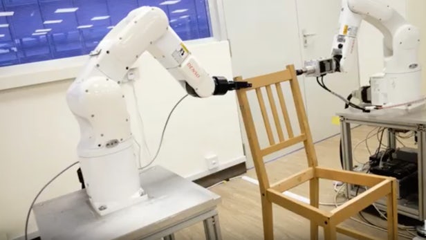 Роботы начали собирать мебель как люди