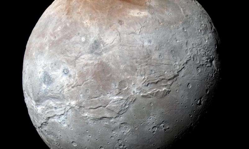 Самый крупный спутник Плутона Харон представляет свою красочную и жестокую историю
