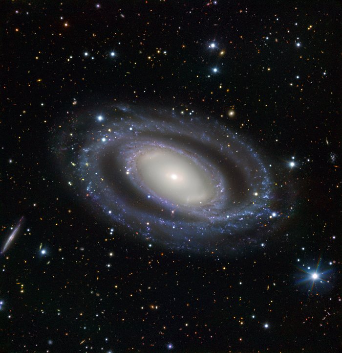 Яркая галактика с плотными петлями