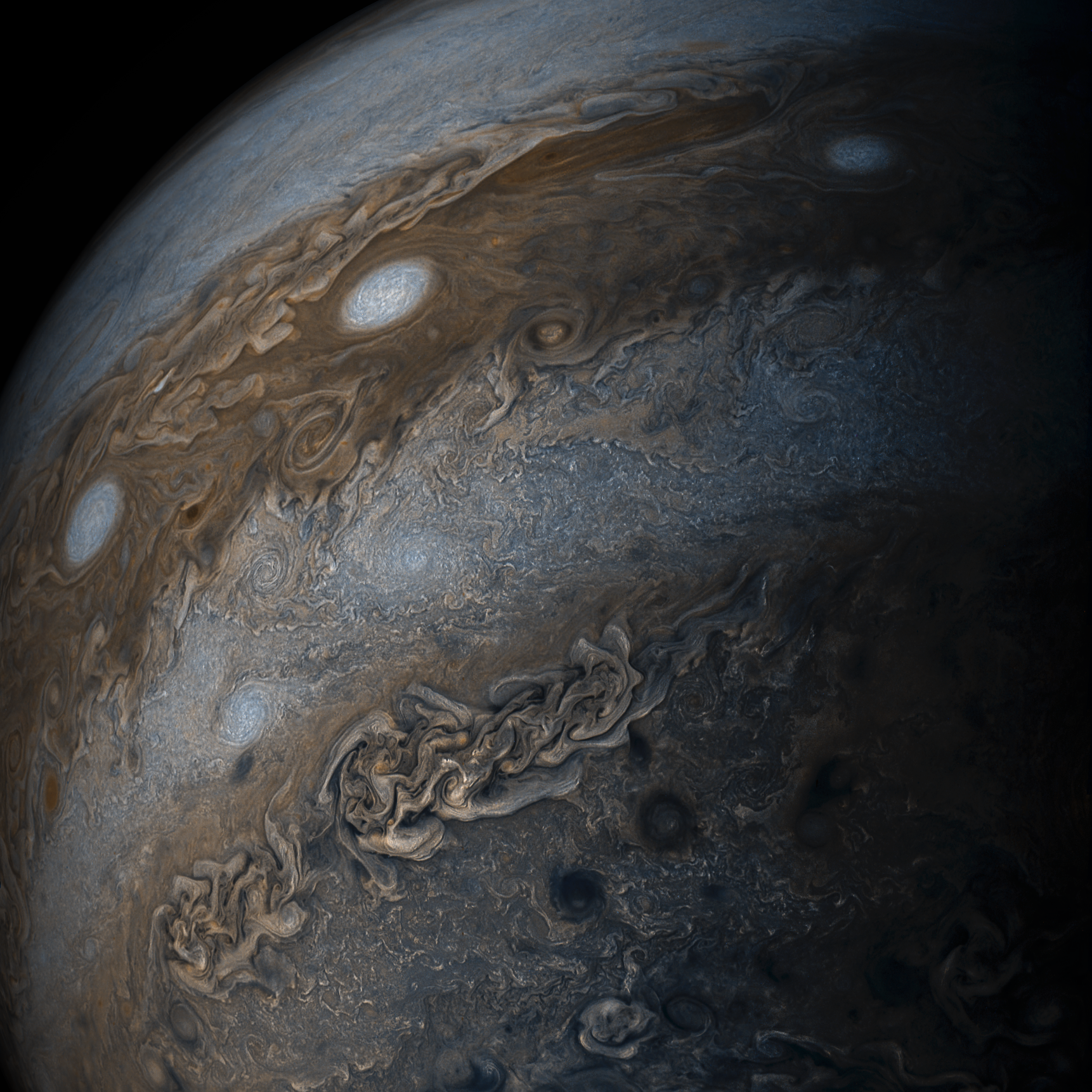 Штормы на Юпитере стоят восхищения