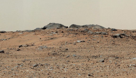 Кадр Дня: Курьозити сфотографировал две серые горы на Марсе