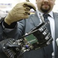 Роботизированная рука Shadow захватывает внимание на выставке роботов в Токио