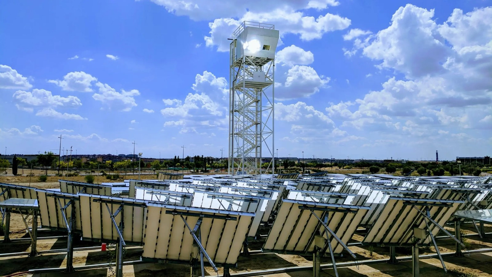 Солнечная башня «все в одном» производит реактивное топливо из CO2, воды и солнечного света