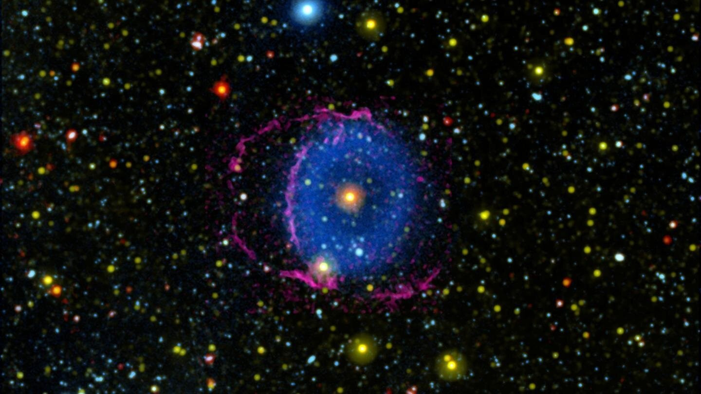 В загадочной туманности Голубое кольцо ученые видят судьбу двойных звезд